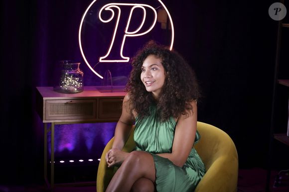 Vaimalama Chaves pose pour notre entretien En Privé avec, dans le cadre de la promotion de son premier livre "O Vai" (éd. First) - dans les locaux de Webedia