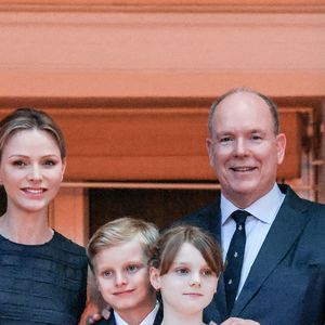 Le prince Albert II de Monaco, la princesse Charlène de Monaco, le prince Jacques de Monaco, marquis des Baux, et la princesse Gabriella de Monaco, comtesse de Carladès lors de la célébration de la fête de la Saint-Jean sur la Place du Palais princier de Monaco, le 23 juin 2025. La Saint Jean est à l'origine une fête païenne puis chrétienne. Pour les païens, c'était une fête qui célébrait les moissons. Une fois christianisée, cette fête est devenue celle du solstice d'été et donc la fête de la lumière. © Claudia Albuquerque/Bestimage