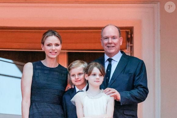 Le prince Albert II de Monaco, la princesse Charlène de Monaco, le prince Jacques de Monaco, marquis des Baux, et la princesse Gabriella de Monaco, comtesse de Carladès lors de la célébration de la fête de la Saint-Jean sur la Place du Palais princier de Monaco, le 23 juin 2025. La Saint Jean est à l'origine une fête païenne puis chrétienne. Pour les païens, c'était une fête qui célébrait les moissons. Une fois christianisée, cette fête est devenue celle du solstice d'été et donc la fête de la lumière. © Claudia Albuquerque/Bestimage