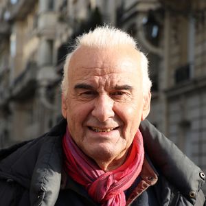 Semi-Exclusif - - Michel Fugain aperçu dans les rues de Neuilly-sur-Seine, le 21 février 2025. © Agence / Bestimage