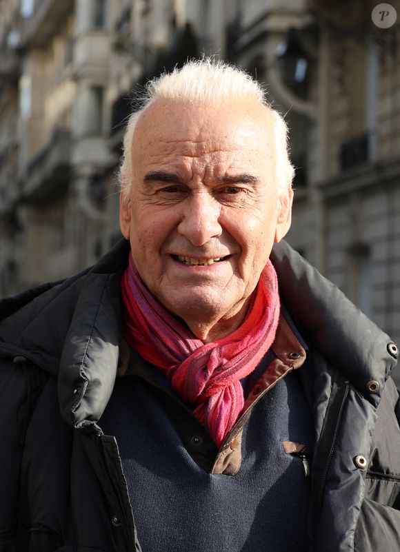 Semi-Exclusif - - Michel Fugain aperçu dans les rues de Neuilly-sur-Seine, le 21 février 2025. © Agence / Bestimage
