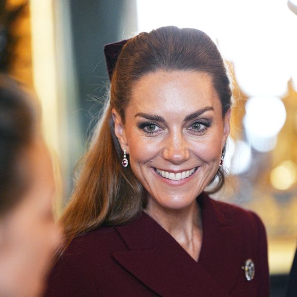 La princesse de Galles (Catherine « Kate » Middleton) admire les objets exposés lors d'une visite à l'exposition de la Collection royale, dans le salon vert du château de Windsor, dans le Berkshire, lors du premier jour de la deuxième visite officielle du président américain Donald Trump au Royaume-Uni. Date de la photo (PA Photo/ Bestimage).