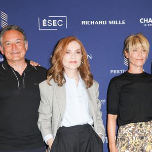 Raphaël Personnaz, André Marcon, Isabelle Huppert, Marina Foïs et Laurent Lafitte lors de la soirée d'ouverture avec la projection du film "La femme la plus riche du monde" lors de la 18ème édition du Festival Film Francophone (FFA) à Angoulême le 25 août 2025.

© Coadic Guirec / Bestimage