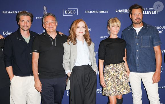 Raphaël Personnaz, André Marcon, Isabelle Huppert, Marina Foïs et Laurent Lafitte lors de la soirée d'ouverture avec la projection du film "La femme la plus riche du monde" lors de la 18ème édition du Festival Film Francophone (FFA) à Angoulême le 25 août 2025.

© Coadic Guirec / Bestimage