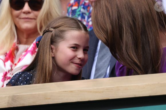 La princesse de Galles (Catherine (Kate) Middleton), accompagnée de sa fille la princesse Charlotte (la princesse Charlotte de Galles), assiste à la finale du simple messieurs lors de la quatorzième journée du tournoi de Wimbledon 2024, au All England Lawn Tennis and Croquet Club, le 14 juillet 2024 à Londres, en Angleterre. © Phil Harris/MirrorPix/Bestimage
