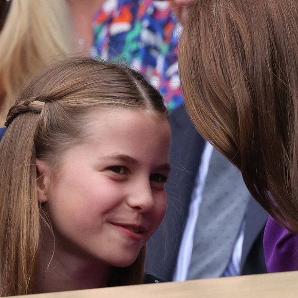 La princesse de Galles (Catherine (Kate) Middleton), accompagnée de sa fille la princesse Charlotte (la princesse Charlotte de Galles), assiste à la finale du simple messieurs lors de la quatorzième journée du tournoi de Wimbledon 2024, au All England Lawn Tennis and Croquet Club, le 14 juillet 2024 à Londres, en Angleterre. © Phil Harris/MirrorPix/Bestimage