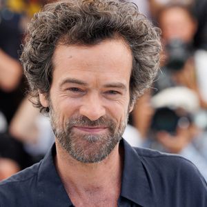 Elle l'a aidé sur un tournage.
Romain Duris assiste au photocall de "Final Cut (Coupez !)" lors de la 75ème édition du festival de Cannes au Palais des Festivals le 18 mai 2022 à Cannes, France. Photo David Boyer/ABACAPRESS.COM