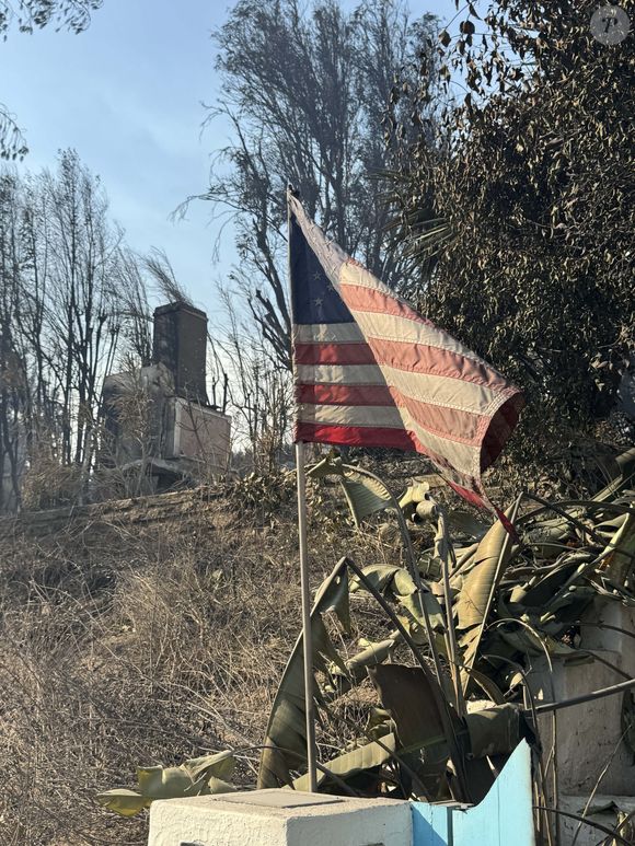 Les pompiers continuent d'essayer de contrôler les incendies à Los Angeles.