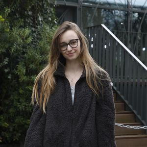 Emma Smet - Arrivées des invités à l'enregistrement de l'émission "Vivement Dimanche Prochain" au Studio Gabriel à Paris le 2 mars 2022. L'émission sera diffusée le 6 mars 2022.