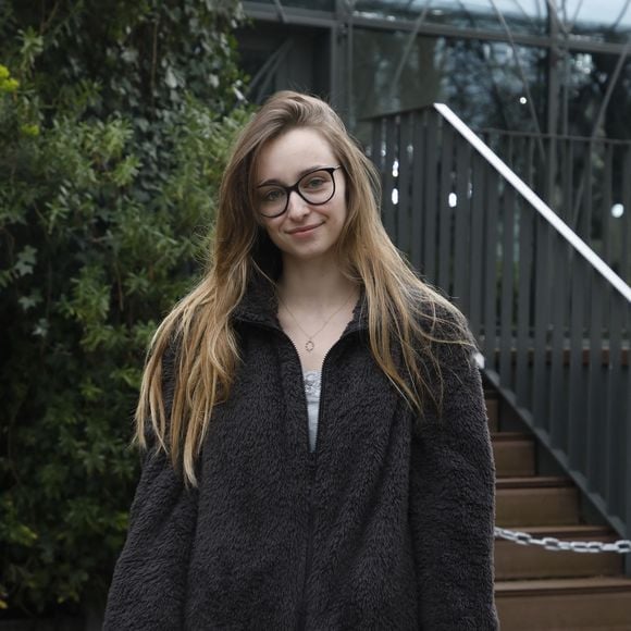 Emma Smet - Arrivées des invités à l'enregistrement de l'émission "Vivement Dimanche Prochain" au Studio Gabriel à Paris le 2 mars 2022. L'émission sera diffusée le 6 mars 2022.