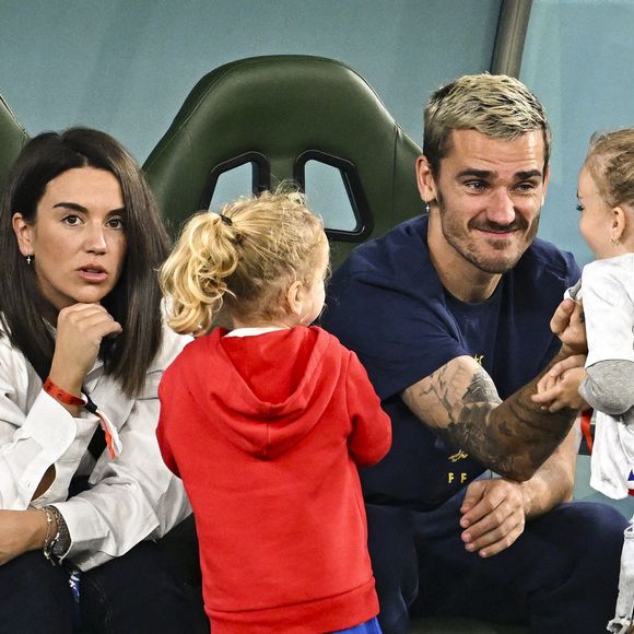 “On m’a alors expliqué qu’elle apprenait la psychologie pour enfant”, conclut Antoine Griezmann

Antoine Griezmann en famille avec sa femme Erika Choperena et leurs filles - Les joueurs de l'équipe de France passent un moment avec leur famille avant la rencontre France/Tunisie lors de la Coupe du Monde de la FIFA, Qatar 2022 le 30 novembre 2022.
© JB Autissier / Panoramic / Bestimage
