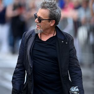 Méfiant, il limite désormais son usage des réseaux sociaux au professionnel.

Florent Pagny assiste aux funérailles de Thierry Ardisson à l'église Saint Roch à Paris, France, le 17 juillet 2025. Photo par Franck Castel/ABACAPRESS.COM