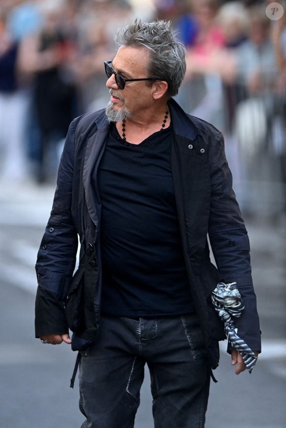 Méfiant, il limite désormais son usage des réseaux sociaux au professionnel.

Florent Pagny assiste aux funérailles de Thierry Ardisson à l'église Saint Roch à Paris, France, le 17 juillet 2025. Photo par Franck Castel/ABACAPRESS.COM
