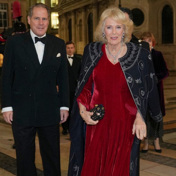 Camilla Parker Bowles portait une longue robe rouge.

La reine Camilla (Camilla Parker Bowles, reine consort d'Angleterre), colonel en chef des Rifles, arrivant au dîner biennal de remise des prix des Rifles au Guildhall dans la ville de Londres. Photo par Kin Cheung / PA Photos / Bestimage