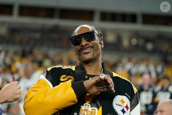 Snoop Dogg assiste au match de La National Football League (NFL) opposant les Steelers aux Cowboys à Pittsburgh, Pennsylvanie, Etats-Unis, le 7 octobre 2024. © Brook Ward/AMG via ZUMA Press WireBestimage