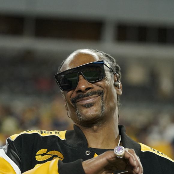 Snoop Dogg assiste au match de La National Football League (NFL) opposant les Steelers aux Cowboys à Pittsburgh, Pennsylvanie, Etats-Unis, le 7 octobre 2024. © Brook Ward/AMG via ZUMA Press WireBestimage