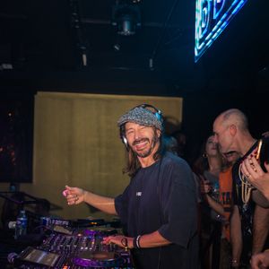 Bob Sinclar aux platines lors de la soirée B-BOY ISH au Pavillon Tilsitt à Paris, le 10 décembre 2025.
© Florian Lavielle / Bestimage