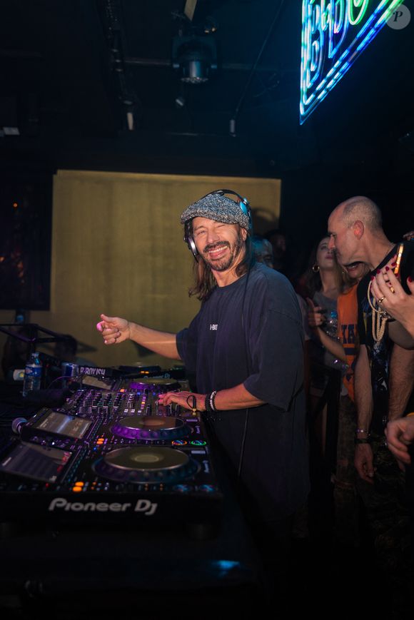 Bob Sinclar aux platines lors de la soirée B-BOY ISH au Pavillon Tilsitt à Paris, le 10 décembre 2025.
© Florian Lavielle / Bestimage