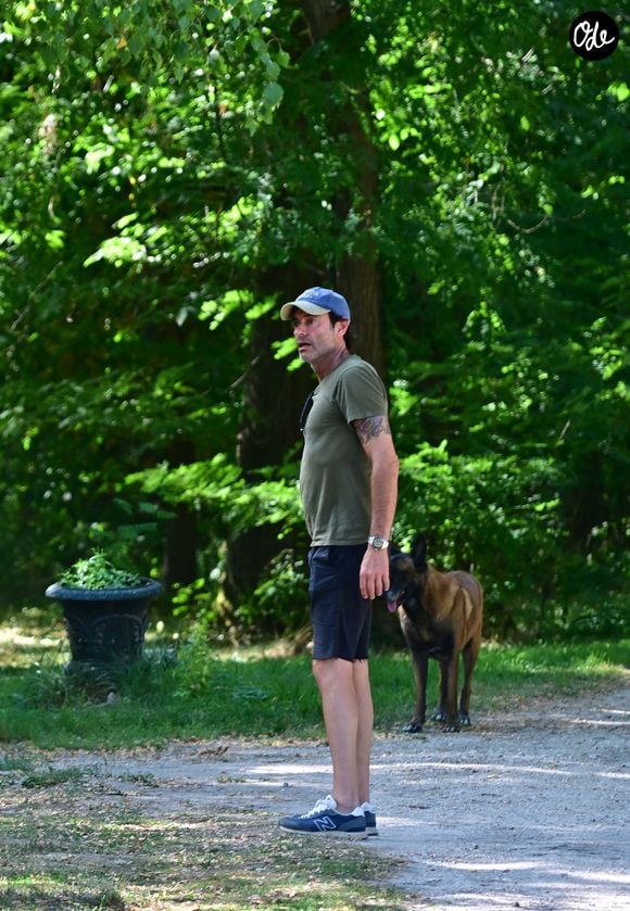 Exclusif - Un an jour pour jour après le décès d'Alain Delon, son fils Anthony (avec Loubo, le berger belge de son père) lui a rendu hommage au domaine familial de Douchy dans le Loiret, France, le 18 août 2025 © Christian Liewig/Bestimage