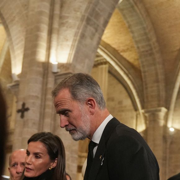 Le roi Felipe V d'Espagne et la reine Letizia lors d'une messe pour les victimes des inondations causées par le phénomène DANA à la cathédrale de Valence le 9 décembre 2024.