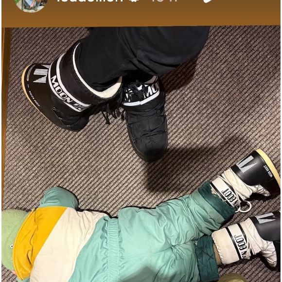 Au même titre que son petit dernier ! Hier, elle l'a d'ailleurs immortalisé allongé à même le sol via sa story Instagram. La montagne, ça use !

Lou Doillon immortalise son fils Laszlo sur Instagram (Capture d'écran).