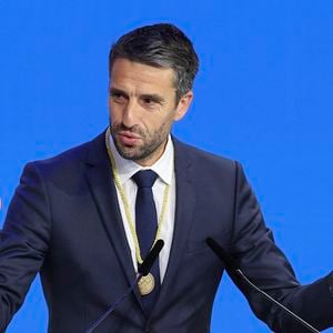 Tony Estanguet s'exprime après être devenu un nouveau membre du Comité International Olympique (CIO) lors de la troisième journée de la 144e session du CIO à Costa Navarino, en Grèce, le 21 mars 2025. Photo par Cao Can/Xinhua/ABACAPRESS.COM