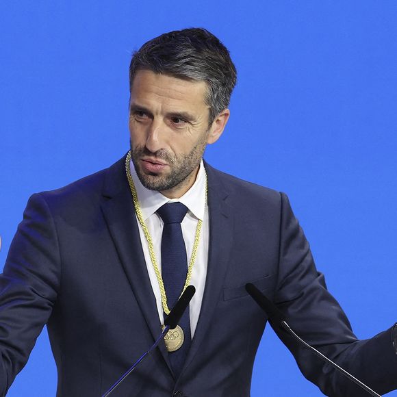 Tony Estanguet s'exprime après être devenu un nouveau membre du Comité International Olympique (CIO) lors de la troisième journée de la 144e session du CIO à Costa Navarino, en Grèce, le 21 mars 2025. Photo par Cao Can/Xinhua/ABACAPRESS.COM