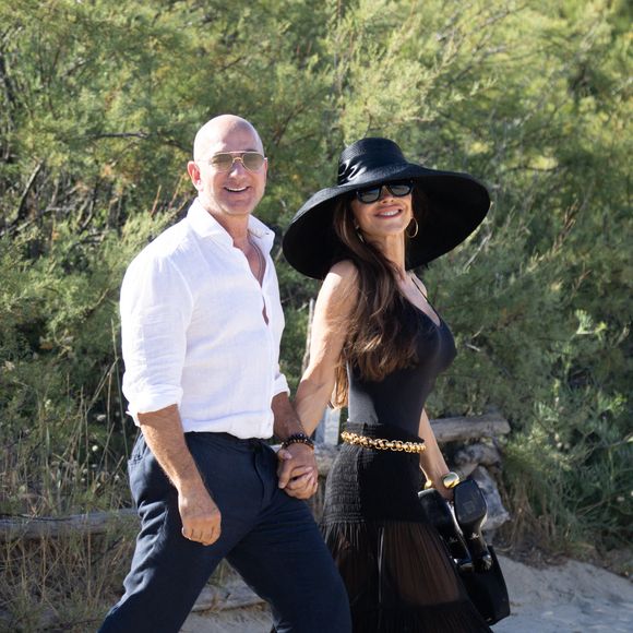 Pour cette nouvelle sortie, la célèbre journaliste a opté pour un grand chapeau associé à une sublime robe longue agrémentée d'une ceinture dorée. Quant à son mari, il a simplement opté pour une tenue décontractée mais très classe !

Jeff Bezos et sa femme Lauren Sanchez au Club 55 sur la plage de Pampelonne à Saint-Tropez (Ramatuelle), Côte d'Azur, France, le 22 juillet 2025. © Bestimage