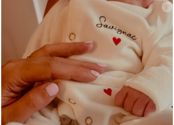 Sur son compte Instagram, elle annonce ce mardi 28 octobre 2025 avoir donné naissance à un petit garçon.