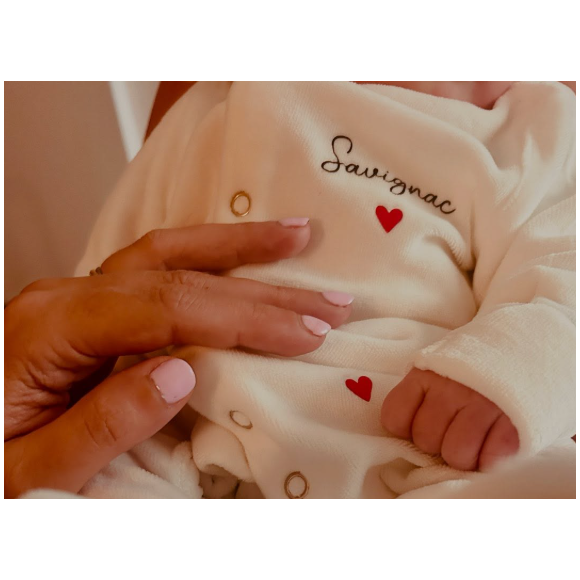 Sur son compte Instagram, elle annonce ce mardi 28 octobre 2025 avoir donné naissance à un petit garçon.