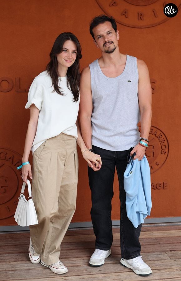 Juan Arbelaez et sa compagne Cassandre Verdier - Les célébrités au village lors des Internationaux de France de Tennis de Roland Garros le 1er juin 2025. © Dominique Jacovides / Bestimage