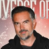 "On a beau leur donner toutes les clés..." : Maxime Chattam se confie sur l'éducation de ses enfants nés de son union avec Faustine Bollaert