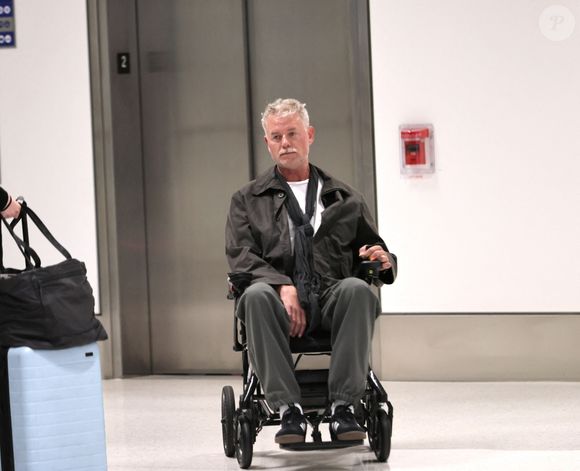 Sa dernière apparition publique date du 5 novembre 2025, où il a été photographié très diminué en fauteuil roulant à l'aéroport de Los Angeles.

Los Angeles, CA Eric Dane a été vu arrivant à l'aéroport international de Los Angeles dans un fauteuil roulant, semblant fragile après avoir annoncé son diagnostic de SLA 05/11/2025

Photo : Backgrid USA / Bestimage