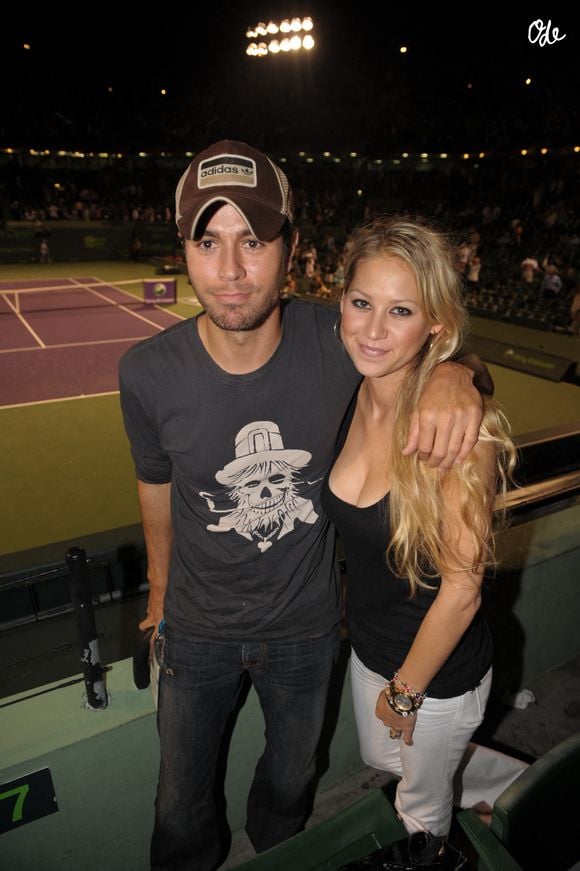 Ils ont quatre enfants.

Enrique Iglesias et sa petite amie Anna Kournikova regardent Venus Williams jouer son match de demi-finale contre Serena Williams au Sony Ericsson Open au Crandon Park Tennis Center, Floride, USA le 2 avril 2009. Photo Zuma/ABACAPRESS.COM