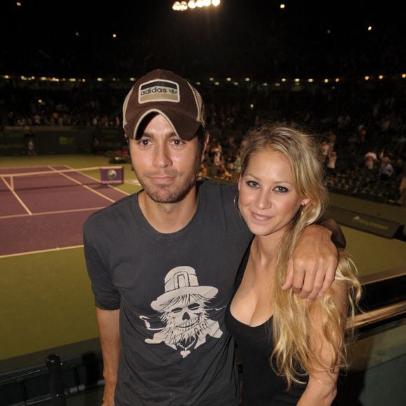 Ils ont quatre enfants.

Enrique Iglesias et sa petite amie Anna Kournikova regardent Venus Williams jouer son match de demi-finale contre Serena Williams au Sony Ericsson Open au Crandon Park Tennis Center, Floride, USA le 2 avril 2009. Photo Zuma/ABACAPRESS.COM