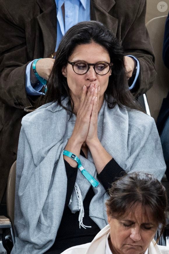 Un look printanier qui change des robes en cuir de l'hiver qui font craquer Apolline de Malherbe.

Apolline de Malherbe dans les tribunes lors des Internationaux de France de Tennis de Roland Garros 2025, à Paris, France, le 4 juin 2025. © Jacovides-Moreau/Bestimage