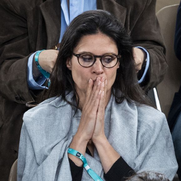 Un look printanier qui change des robes en cuir de l'hiver qui font craquer Apolline de Malherbe.

Apolline de Malherbe dans les tribunes lors des Internationaux de France de Tennis de Roland Garros 2025, à Paris, France, le 4 juin 2025. © Jacovides-Moreau/Bestimage