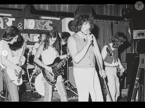 Il s’agit de Paul Mario Day, tout premier chanteur d’Iron Maiden, brièvement membre du groupe dans les années 1970.

Un chanteur qui a fait partie d'un groupe bien connu s'est éteint à 69 ans, Instagram