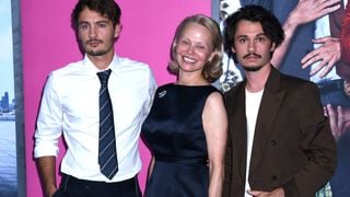 Pamela Anderson accompagnée de ses deux fils dans la nouvelle campagne Jacquemus, l’occasion de célébrer un moment très spécial