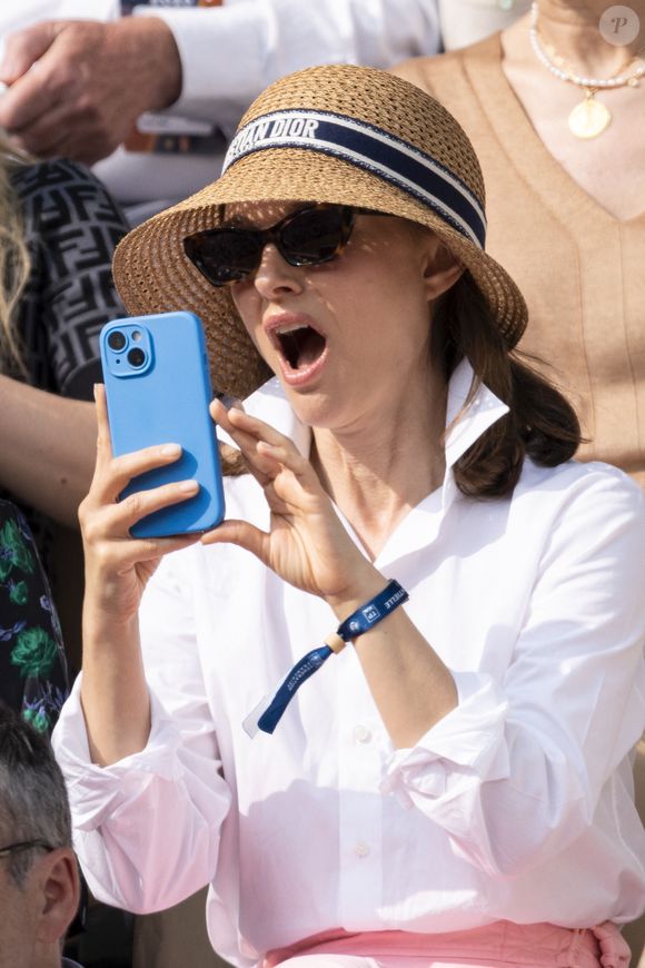 Natalie Portman en tribunes lors de la finale messieurs des Internationaux de France de Tennis de Roland Garros 2025 (jour 15), à Paris, France, le 8 juin 2025. © Cyril Moreau/Bestimage