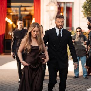David Beckham et sa fille Harper Seven sortent de l'hôtel La Réserve Paris - Hotel and Spa pour se rendre au défilé de Victoria en marge de la Fashion Week de Paris (PFW), à Paris, France, le 7 mars 2025. © Tiziano da Silva/Bestimage
