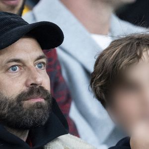 Benjamin Millepied et son fils Aleph - Célébrités des les tribunes lors du match aller du quart de finale de Ligue des champions entre le PSG et Aston Villa (3-1) au Parc des Princes à Paris le 9 avril 2025. © Cyril Moreau/Bestimage