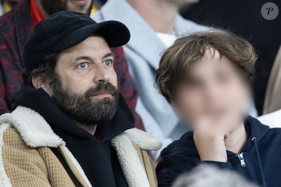 Benjamin Millepied et son fils Aleph - Célébrités des les tribunes lors du match aller du quart de finale de Ligue des champions entre le PSG et Aston Villa (3-1) au Parc des Princes à Paris le 9 avril 2025. © Cyril Moreau/Bestimage