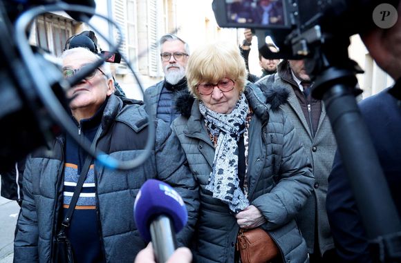 Jacqueline Jacob, 81 ans, la grand-tante du petit Grégory, arrive au palais de justice de Dijon pour être entendue car elle est soupçonnée d'être l'un des corbeaux de l'affaire Grégory.
Dijon, le 24 octobre 2025.
Plus de 40 ans après le meurtre du petit Grégory, sa grand-tante est à nouveau interrogée par la justice, soupçonnée d'être l'une des auteurs des lettres anonymes qui ont menacé la famille pendant des années. L'octogénaire, déjà soupçonnée en 2017, subit son deuxième interrogatoire en vue d'une éventuelle mise en examen, après 41 ans d'une enquête chaotique sur le meurtre de Grégory Villemin, retrouvé noyé, les mains et les pieds liés, à l'âge de 4 ans, le 16 octobre 1984, dans une rivière des Vosges.

© Dominique Jacovides / Bestimage