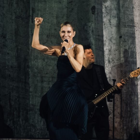 Ce comeback triomphal confirme que la reine de la pop conserve son trône et son magnétisme intacts.

Celine Dion, tenue et bijoux Boucheron, lors de son premier concert à la Plénitude Arena à Paris La Défense le 12 septembre 2026. Agence / Bestimage