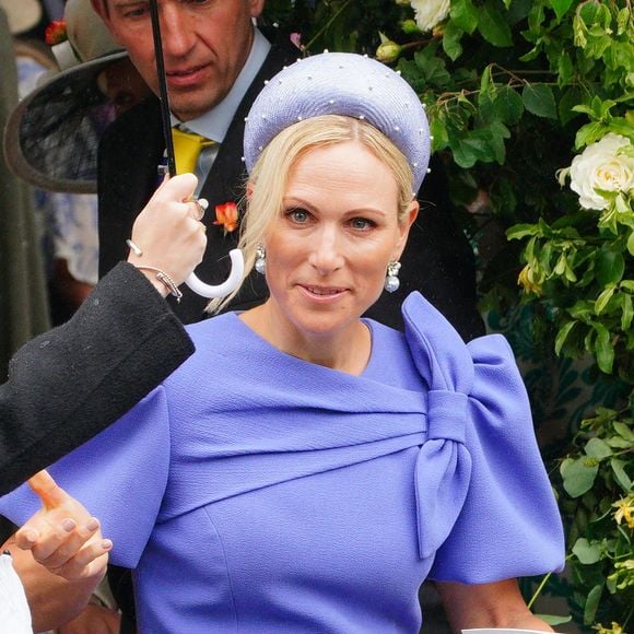 Zara Tindall au mariage de Harriet Sperling et Peter Phillips à l'église All Saints à Kemble, Gloucestershire le 6 juin 2026. Photo : Ben Birchall/PA Wire