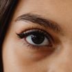Comment bien mettre en valeur ses sourcils ? Les experts sont unanimes : certaines formes et teintes de maquillage sont à éviter