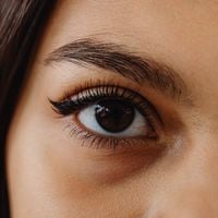 Comment bien mettre en valeur ses sourcils ? Les experts sont unanimes : certaines formes et teintes de maquillage sont à éviter