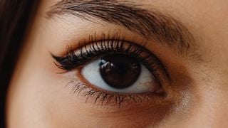 Comment bien mettre en valeur ses sourcils ? Les experts sont unanimes : certaines formes et teintes de maquillage sont à éviter