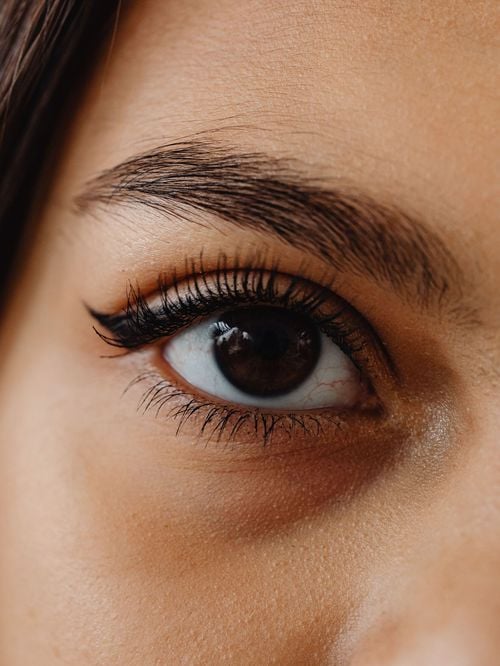 Comment bien mettre en valeur ses sourcils ? Les experts sont unanimes : certaines formes et teintes de maquillage sont à éviter